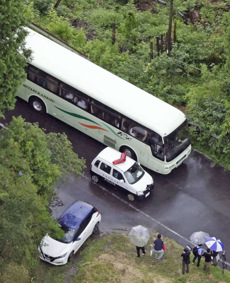 日本一輛載有高中足球隊員等31人的大型巴士，19日上午行經鹿兒島市一處縣道時翻覆。圖為事故發生後警方將巴士拖離現場。（共同社）