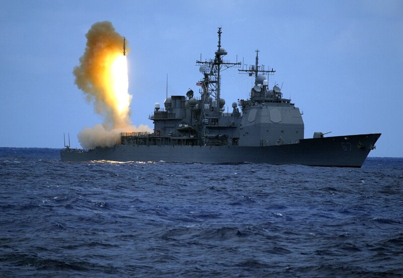 圖為美國海軍自巡洋艦夏洛號發射標準3型飛彈（SM-3）。（圖取自維基共享資源，版權屬公有領域）