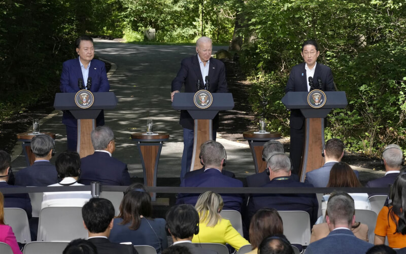 圖為美日韓三國領袖8月召開峰會後發表聲明。後排左起為南韓總統尹錫悅、美國總統拜登與日本首相岸田文雄。（共同社）