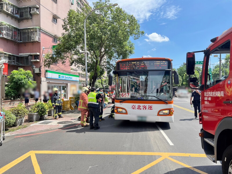 新北市中和警分局19日表示，台北客運667路公車邱姓駕駛員，19日上午行駛中和區壽德街左轉民德路，往五權路方向行駛時，未停讓行人撞斃斑馬線上林姓男子，將依過失致死罪嫌移送。（民眾提供）中央社記者黃旭昇新北傳真 112年8月19日