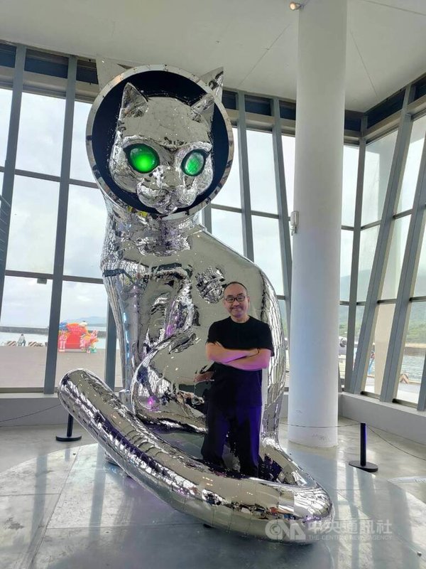 日本當代藝術家矢延憲司即日起於屏東看海美術館推出台灣首展「船貓SHIP'S CAT」，他為台灣創作的全不鏽鋼雕塑「船仔貓（終極謬思）」，高近4米，寬達3米，成為展覽開幕的「最大」亮點。中央社記者王寶兒攝  112年8月19日