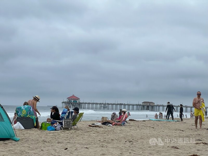 颶風希拉里（Hilary）20日將登陸南加州，預料帶來大雨，加州州長紐松（Gavin Newsom）19日提前宣布南加州進入緊急狀態。圖為南加州衝浪勝地杭亭頓海灘19日烏雲密布。中央社記者林宏翰洛杉磯攝  112年8月20日