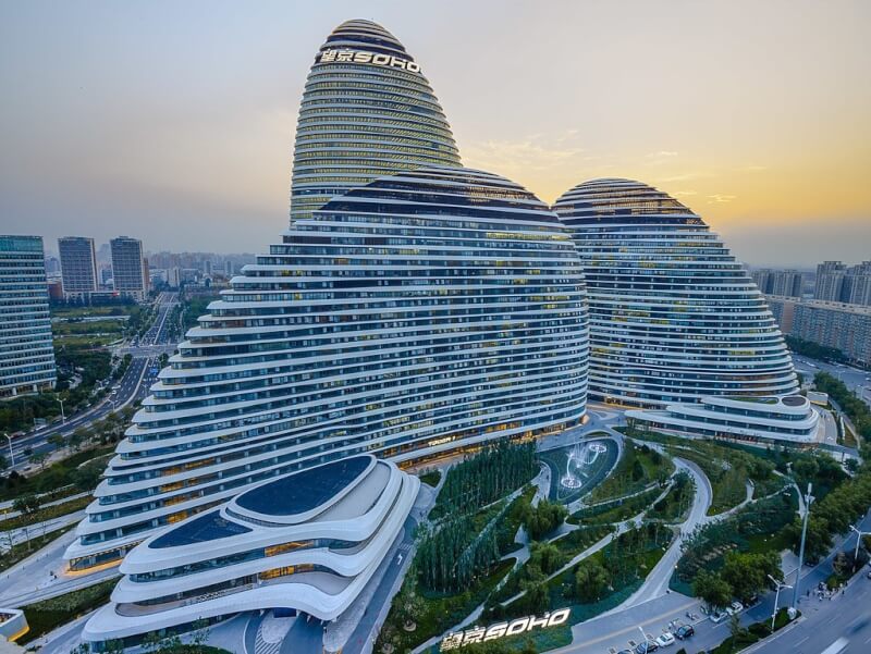 圖為北京望京SOHO大樓。（圖取自維基共享資源；作者AsAuSo，CC BY-SA 4.0）