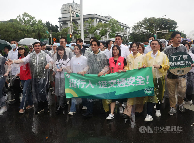 由路權團體發起的「還路於民大遊行」20日下午從凱達格蘭大道集結出發，民進黨總統參選人、副總統賴清德（前右4）也穿起雨衣加入遊行隊伍。中央社記者王飛華攝 112年8月20日