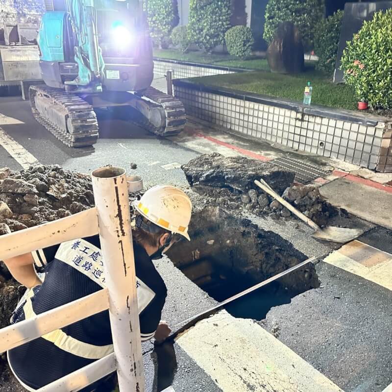 台北市民生東路2段附近巷口19日晚間出現路面坍塌。（圖取自facebook.com/yengafang）