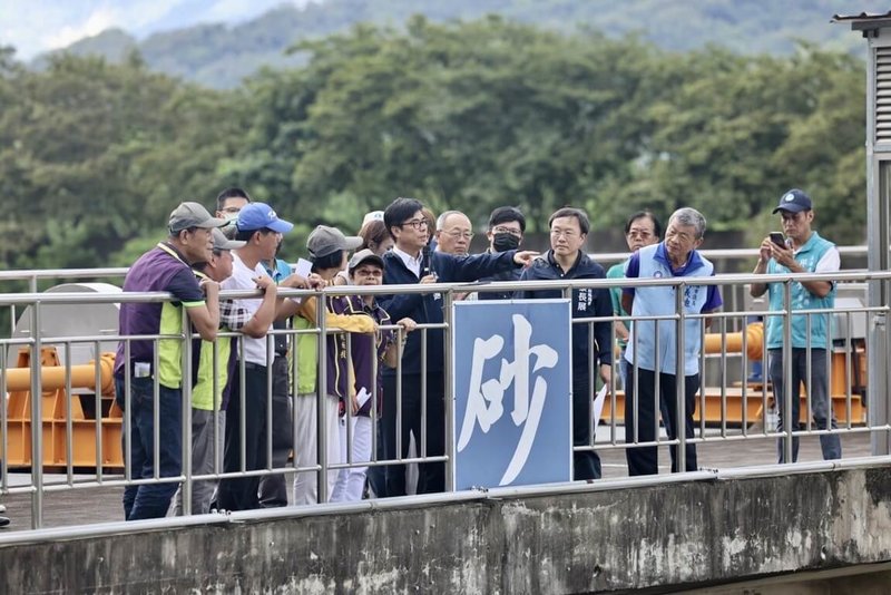 高雄市長陳其邁（持麥克風者）20日前往視察甲仙攔河堰時表示，甲仙攔河堰是穩定南部地區供水重要設施，也建議南水局在二仁溪流域水資源運用可做先期規畫，讓水資源更充分利用。（高雄市政府提供）中央社記者林巧璉傳真  112年8月20日