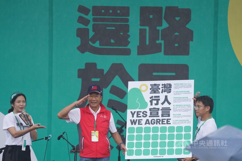 由民間團體發起的「還路於民大遊行」20日下午在凱達格蘭大道登場，永齡基金會創辦人郭台銘（中）也到場聲援，並現場簽署台灣行人宣言。中央社記者徐肇昌攝 112年8月20日