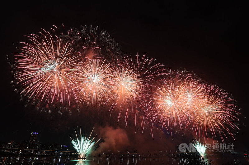 台北大稻埕情人節今年擴大為夏日節舉辦，週週施放煙火，壓軸的480秒高空煙火秀20日晚間登場，璀璨煙花在夜空中綻放，相當吸睛。中央社記者謝佳璋攝  112年8月20日