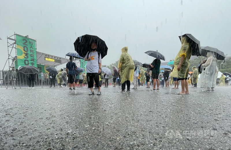 還路於民大遊行活動開始現場就下起大雨，仍有許多民眾撐傘、穿雨衣到場相挺。中央社記者王飛華攝 112年8日20月