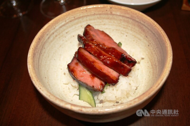 僑委會台灣美食國際巡迴講座南美洲首場18日在巴西聖保羅登場,兩位台灣主廚洪廷瑋和李健銘與兩位巴西主廚合作推出台式創意八菜套餐,驚豔當地饕客,圖為叉燒飯(米飯、豬肉、黃瓜、紅米、蜂蜜)。中央社記者唐雅陵聖保羅攝 112年8月20日