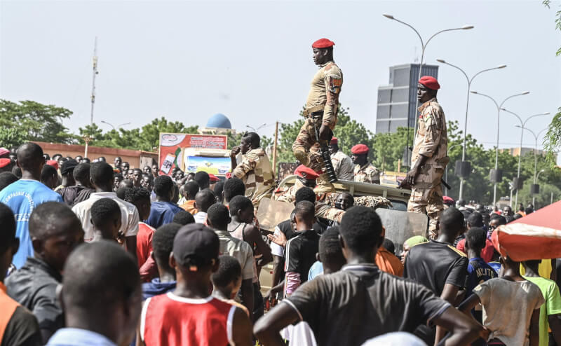 圖為志願者19日聚集在尼日首都尼阿美響應號召，登記為非軍事後援人員，以防禦ECOWAS可能進行的武力干預行動。（法新社）