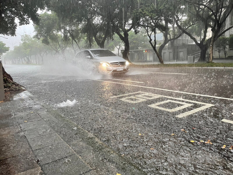 台北市20日下起大雷雨，重慶南路排水溝已滿，明顯積水。（中央社）