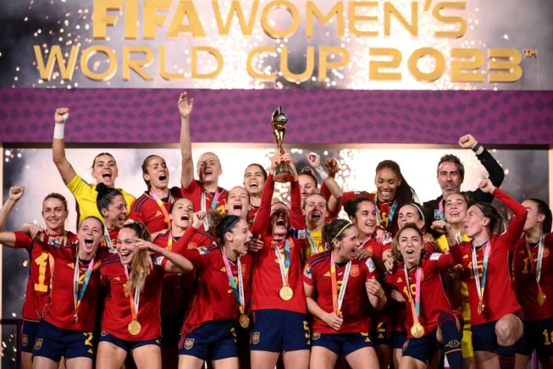 西班牙隊20日抱回女足世界盃首冠。（法新社）