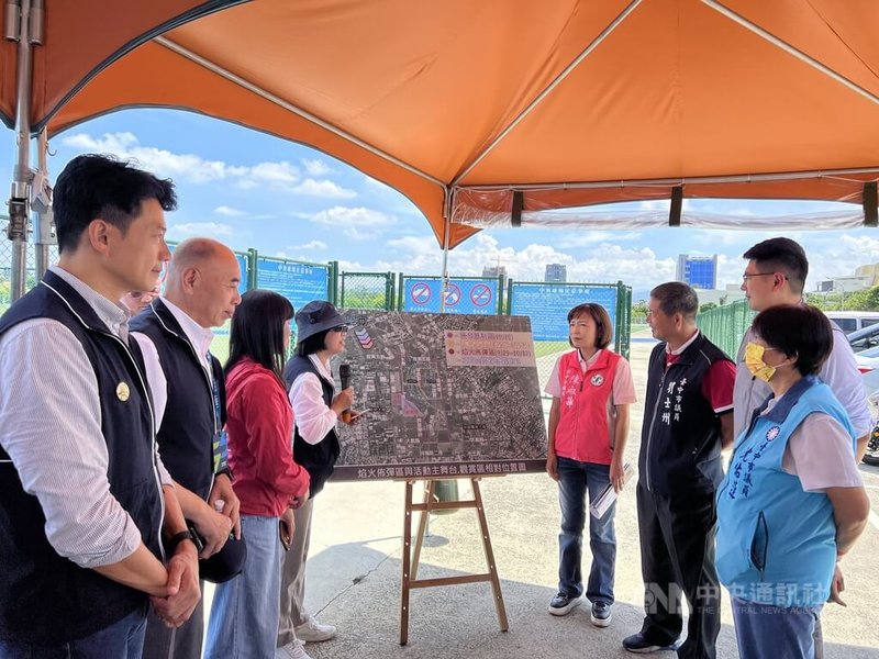 112年國慶焰火將在台中市施放，台中市議會交通地政委員會召集人陳淑華（右4）等人21日前往中央公園聽取市政府活動場地及交通運輸規劃簡報。中央社記者郝雪卿攝  112年8月21日