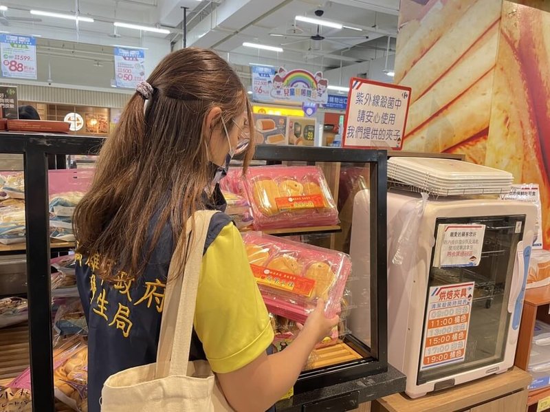 高雄市衛生局抽驗中元節應節及祭祀食品，至賣場、超市、傳統市場等處稽查，共抽驗47件應景食品，檢驗防腐劑、著色劑、甜味劑、殺菌劑、甲醛及保色劑等，結果皆符合規定。（高雄市政府衛生局提供）中央社記者林巧璉傳真  112年8月21日