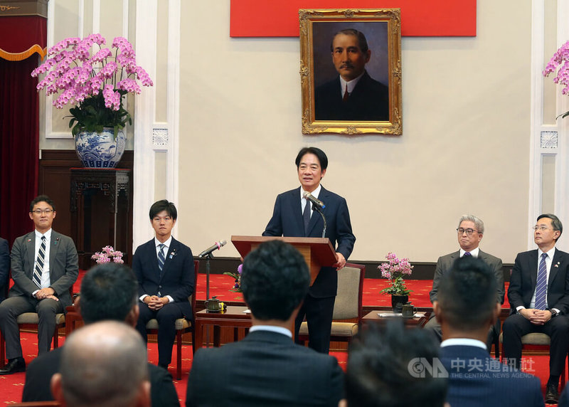 副總統賴清德（後中）21日上午在總統府接見日本自民黨青年局海外研修團並致詞表示，盼台日兩國人民感情越來越密切，合作也越來越深入，共同創造兩國利益。中央社記者郭日曉攝  112年8月21日