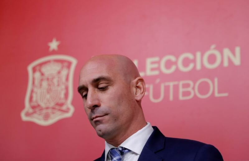 西班牙20日抱回世界盃女子足球賽金盃，但是西班牙皇家足球協會主席盧比亞雷斯（圖）卻因為在頒獎台上雙手緊抱球隊中場艾爾莫索的頭、親吻對方嘴唇，在社群媒體上被罵翻。（路透社）