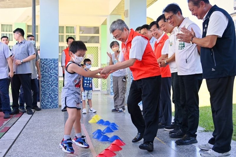 行政院長陳建仁（前右2）21日參訪宜蘭縣清溝非營利幼兒園，並與孩童同樂。（行政院提供）中央社記者王朝鈺傳真  112年8月21日