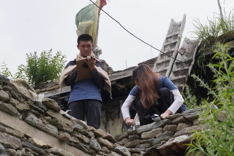 台灣科技大學USR團隊前往尼泊爾的山城小鎮皮桑，規劃協助修復百年石板屋，並進行詳細量測，以利繪製建築結構平面圖與立面圖。（台科大提供）中央社記者許秩維傳真  112年8月21日