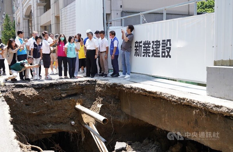 新竹縣竹北市縣政七街道路21日塌陷出現坑洞，縣府表示，已勒令建商停工，也將依建築法相關規定，開罰起造、承造及監造人各新台幣3萬元罰鍰。中央社記者郭宣彣攝 112年8月21日