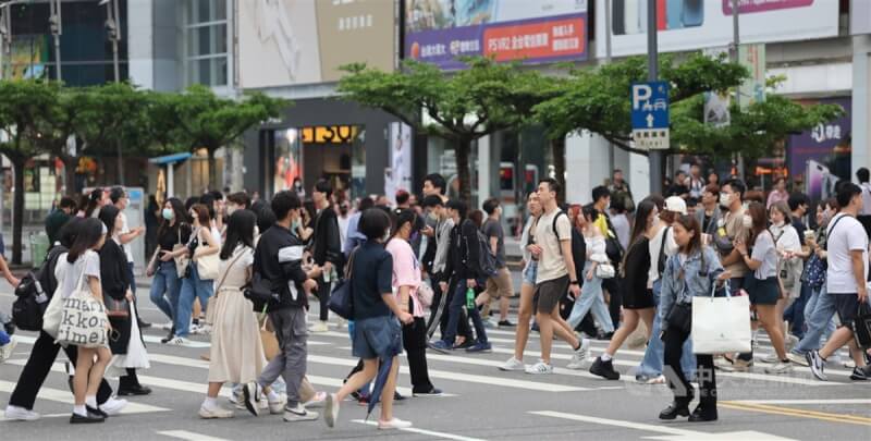 主計總處家庭收支調查顯示，111年未滿30歲青年平均年所得為新台幣53.6萬元，寫下新高紀錄，且各年齡層所得收入均創歷年新高。圖為台北市信義區街頭民眾。（中央社檔案照片）