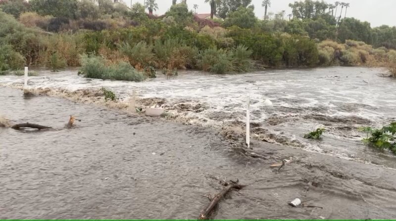 圖為20日加州洪水淹過馬路。（Palm Springs Fire Department/Handout via 路透社）