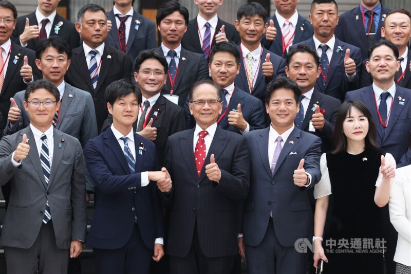 「日本自民黨青年局海外研修團」21日下午到訪立法院，日本國會眾議員鈴木憲和（前左2）與立法院長游錫堃（前左3）在議場前握手合影留念。中央社記者趙世勳攝 112年8月21日