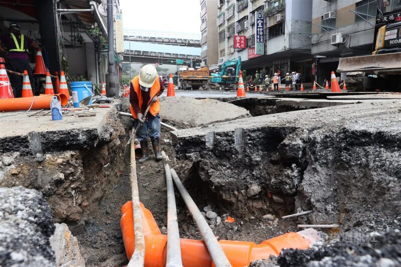 台北市大同區南京西路、貴德街口7月8日深夜出現天坑。（中央社檔案照片）