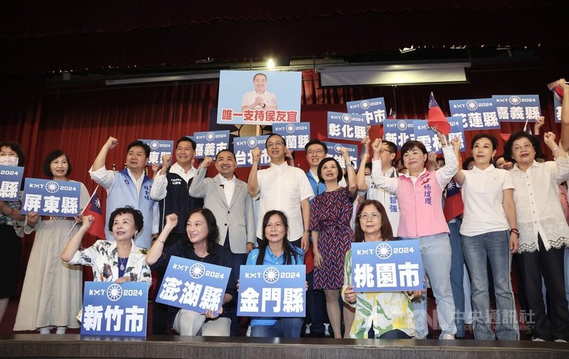 國民黨總統參選人侯友宜（後左5）與黨主席朱立倫（後左6）21日在台北國軍英雄館出席「全國婦女、新住民團體領袖挺侯後援會成立大會」，強調將和大家團結一致，共同向前，「政黨輪替、台灣更好」。中央社記者張皓安攝 112年8月21日