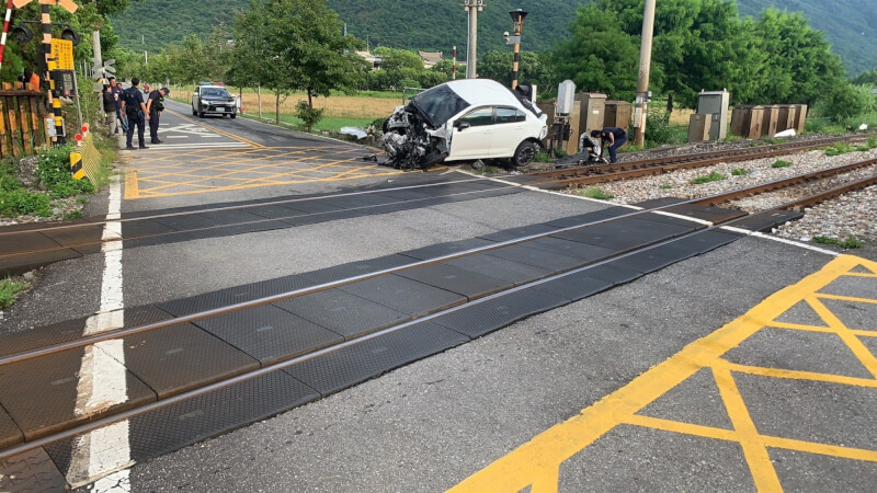 台鐵401次台東開往樹林的太魯閣列車，21日上午6時許行經花蓮縣秀林鄉佳民村平交道時遭自小客車擦撞，人未受困，火車停駛，警消到場將汽車駕駛送醫院救治。（花蓮縣消防局提供）中央社記者李先鳳傳真 112年8月21日