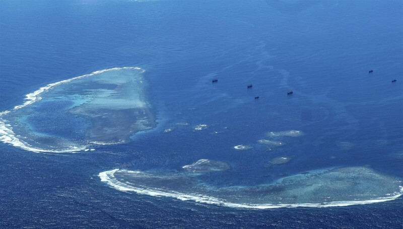圖為2月中國軍艦駛近南海仙賓礁。（共同社）
