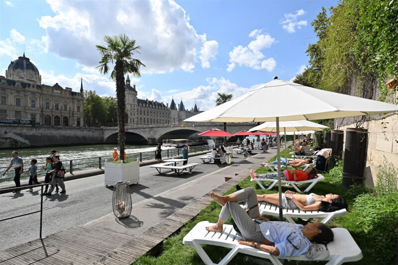 圖為法國民眾14日在塞納河沿岸享受日光浴。（安納杜魯新聞社）