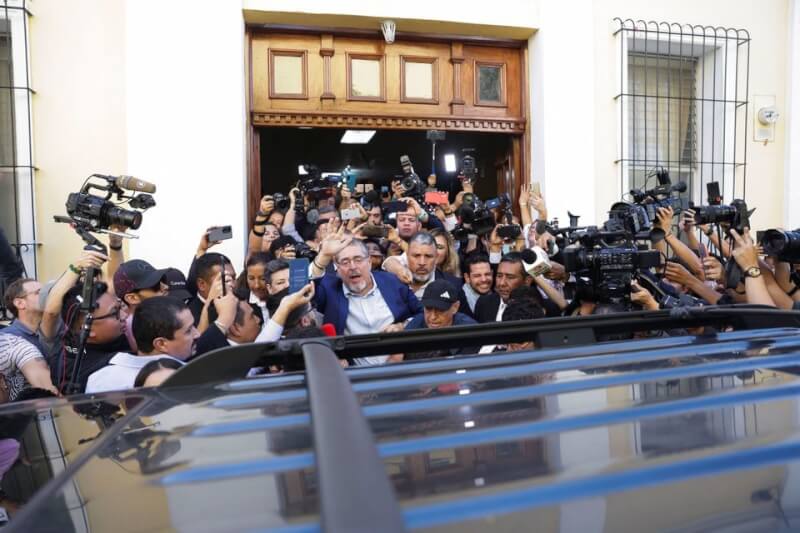 友邦瓜地馬拉舉行第2輪總統決選，法新社快訊報導指出，候選人阿雷巴洛（前中）爆冷贏得總統選舉。圖為阿雷巴洛20日向媒體、民眾揮手致意。（路透社）