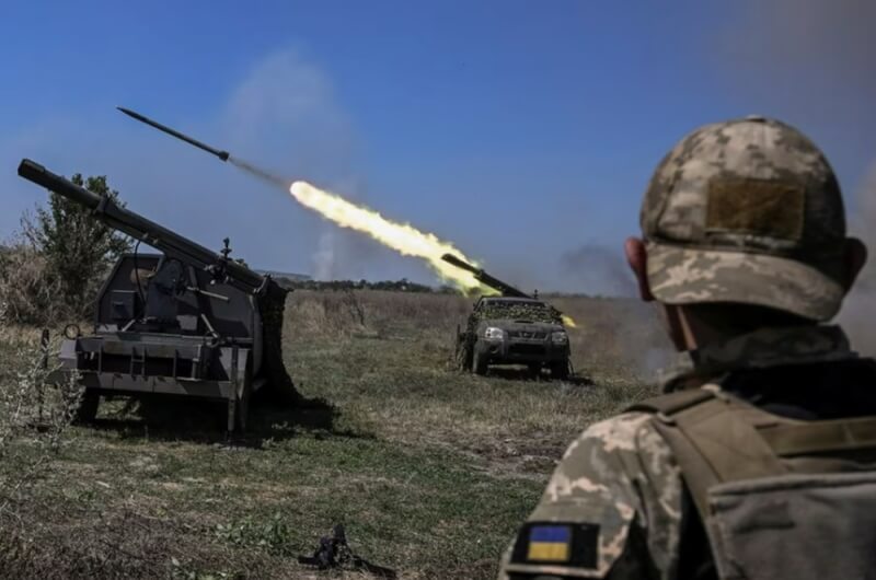 圖為19日札波羅熱前線，烏克蘭軍人向俄羅斯軍隊發射小型多管火箭系統。（路透社）