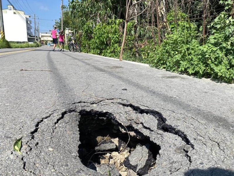 新竹市水利路22日下午被人發現有一處路面塌陷，目視坑洞面積長約45公分、寬約30公分、深度約達60公分。（民眾提供）中央社記者魯鋼駿傳真  112年8月22日