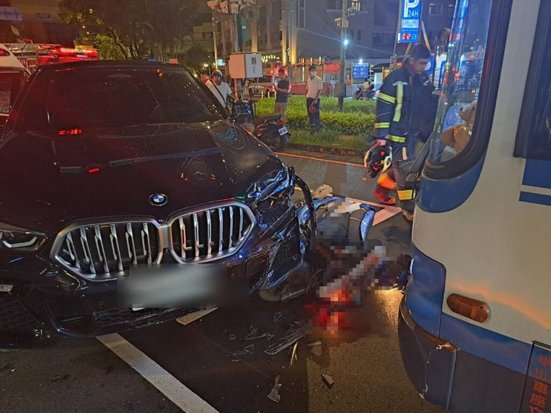 新北市新店區警消22日晚間近7時許獲報,1輛BMW行經北宜路與中興路口時,駕駛疑癲癇發作導致車輛失控,逆向撞倒4台停等紅燈機車及1輛公車,現場血跡斑斑。(民眾提供)中央社記者高華謙傳真 112年8月22日