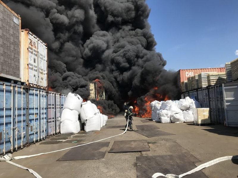 台中市梧棲區1家資源回收廠22日下午發生大火，現場濃煙直竄天際，空氣瀰漫異味，消防局獲報前往灌救，所幸無人員傷亡。（台中市消防局提供）中央社記者郝雪卿傳真  112年8月22日