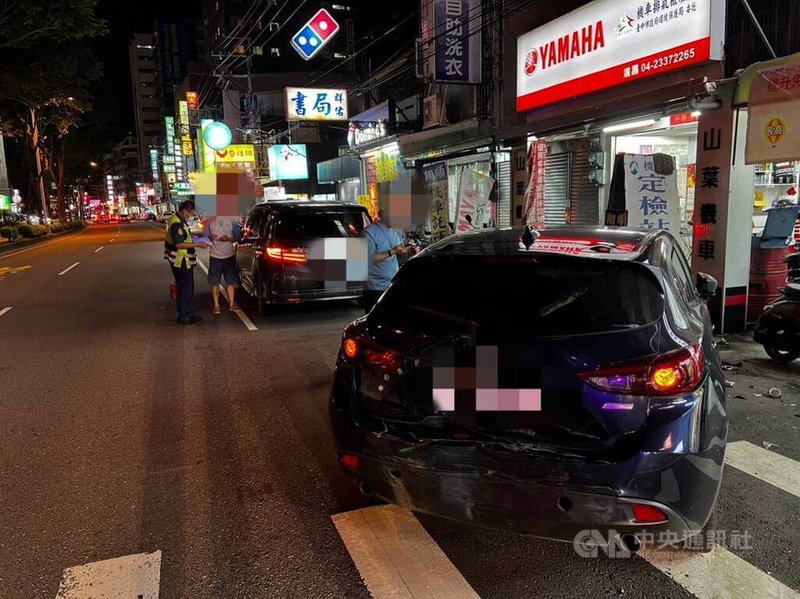 台中市烏日區中山路22日晚間發生車禍，陳姓男子酒後駕車先撞上1輛欲迴轉的自小客車，造成再推撞第2輛自小客車，並與路旁3輛機車發生碰撞，共釀9人輕傷送醫。（翻攝照片）中央社記者蘇木春傳真  112年8月22日