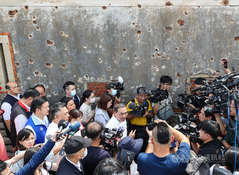 國民黨總統參選人侯友宜（中）22日前往金門北山古洋樓，訪視洋樓外牆彈孔遺址。中央社記者鄭清元攝 112年8月22日