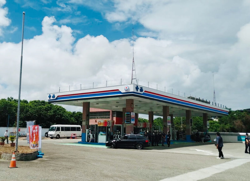 台糖旗下73站加油站加盟台灣中油體系，企業識別全面更新為中油紅白藍標誌，僅中島部分維持台糖意象。（中油提供）中央社記者曾智怡傳真  112年8月22日