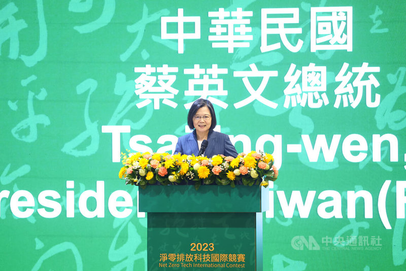 「2023淨零排放科技國際競賽決賽」22日在台灣大學綜合體育館舉行，總統蔡英文（圖）出席致詞。中央社記者王騰毅攝  112年8月22日
