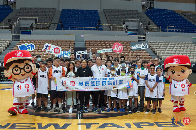 台灣職籃T1聯盟22日舉行「T1 WISH」一日籃球訓練公益活動，由聯盟所屬教練和球星帶領29位來自家扶基金會的學童參與特訓、傳授籃球技巧。（T1聯盟提供）中央社記者黎建忠傳真  112年8月22日