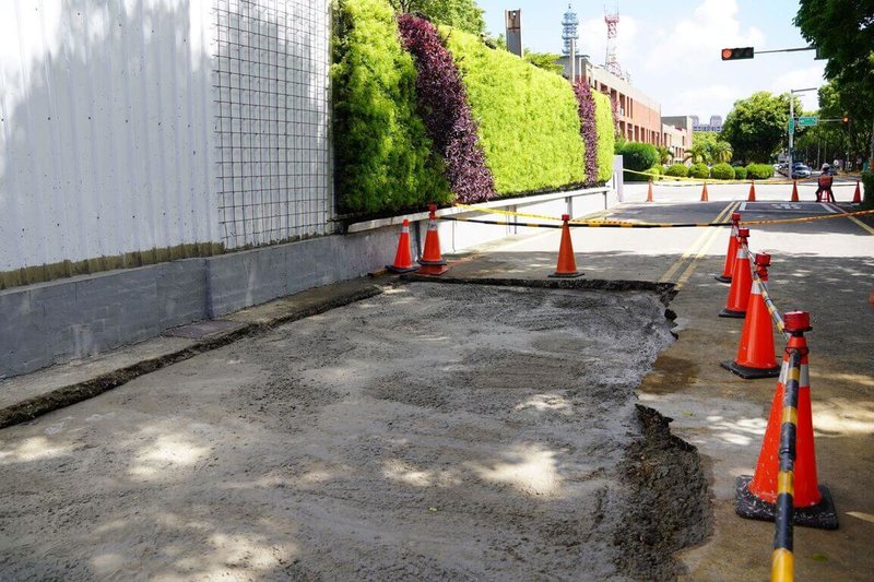 新竹縣政府22日表示，竹北市縣政七街道路21日塌陷，現場自來水管、瓦斯管已搶修完成，並回填假修復。（新竹縣政府提供）中央社記者郭宣彣傳真  112年8月22日