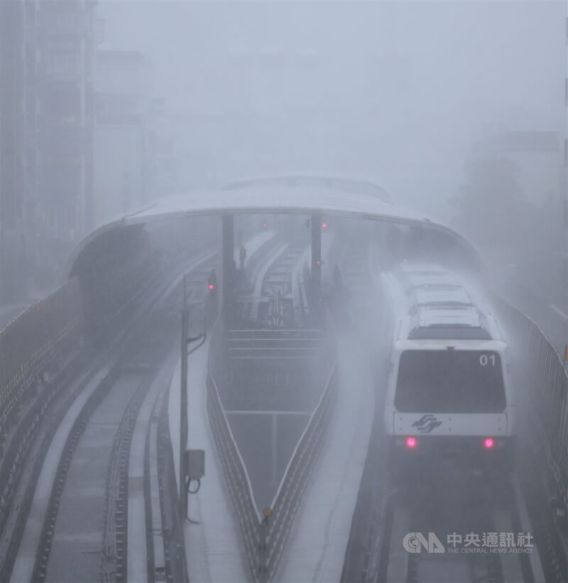 圖為文湖線列車在雨中行駛。（中央社檔案照片）