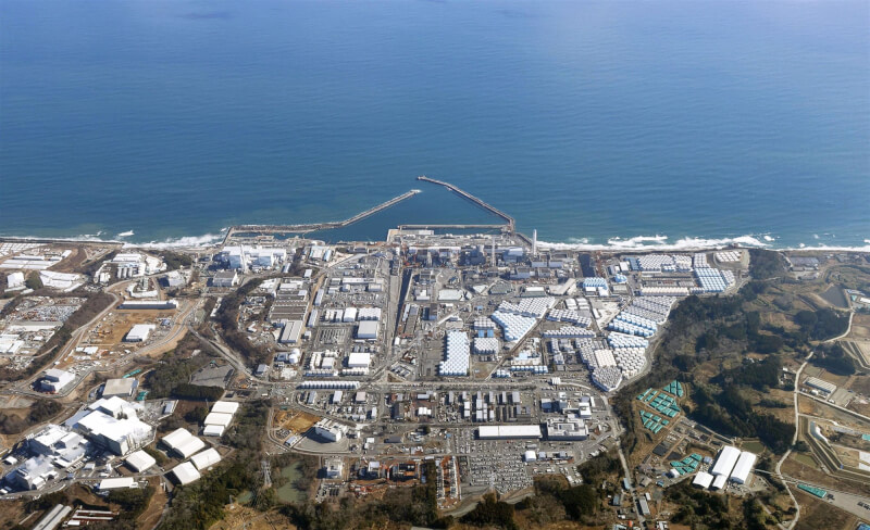 日本決定最快24日開始將核處理水排放入海，衛福部食藥署為取得背景值在核處理水排放入海前進行檢測。圖為福島第一核電廠機組。（共同社）