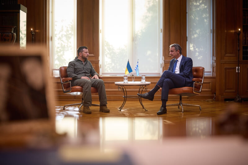 烏克蘭總統澤倫斯基（左）訪問希臘，與總理米佐塔基斯（右）進行會談。（圖取自twitter.com/ZelenskyyUa）