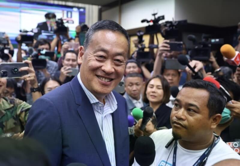 泰國國會兩院23日選舉總理，為泰黨領軍的11黨聯盟所推出人選地產大亨賽塔（前左）當選。（路透社）