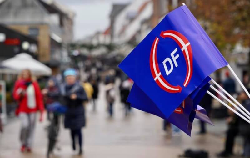 為因應丹麥外交部長拉斯穆森近日訪問中國，在野的丹麥人民黨將籌劃國會訪團來台灣。圖為丹麥人民黨旗幟。（圖取自facebook.com/danskfolkeparti）