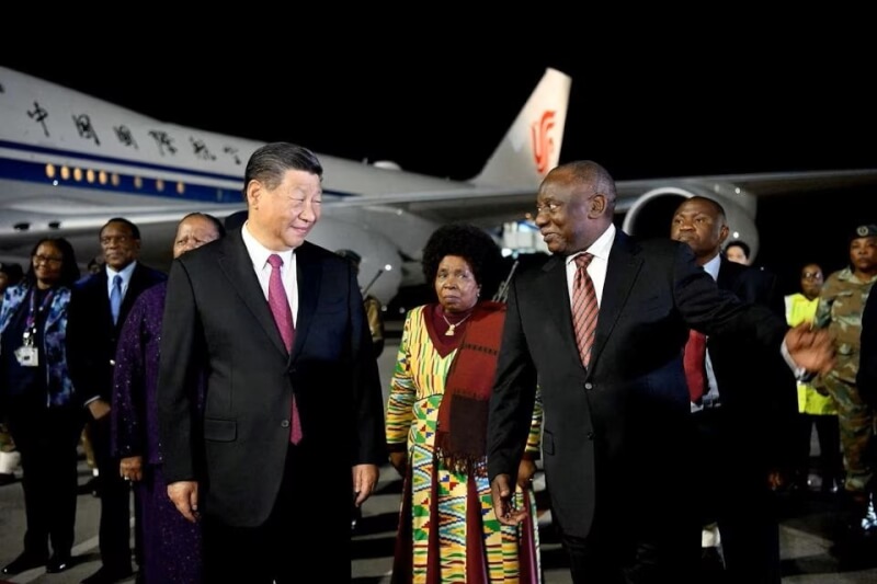 中國國家主席習近平（前左）22日抵達南非參加金磚國家峰會，南非總統拉瑪佛沙（前右）親自到機場迎接。（Yandisa Monakali/DIRCO/Handout via 路透社）