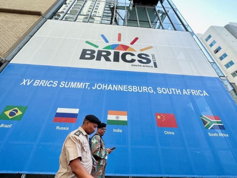 金磚國家峰會22至24日於南非大城約翰尼斯堡舉辦。圖為桑頓會議中心外掛上金磚國家峰會布條。（路透社）